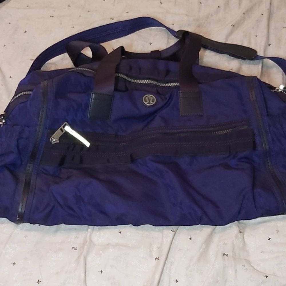 purple houndstooth patterned lululemon duffel bag
